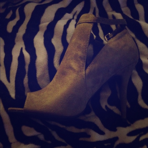 Cute 4 inch beige suede heels