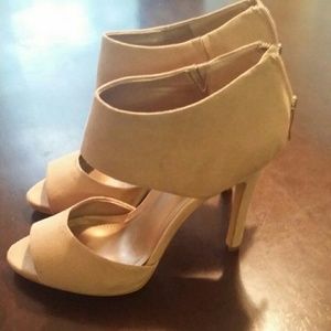 Nude peep toe pump