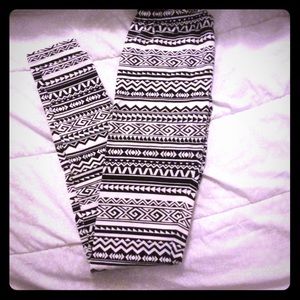 🚫SOLD ON EBAY🚫Black and White Tribal leggings