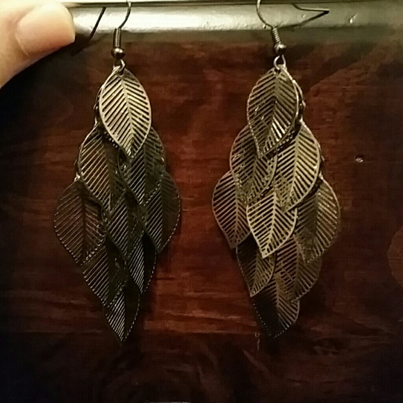 Dangling leaves earrings