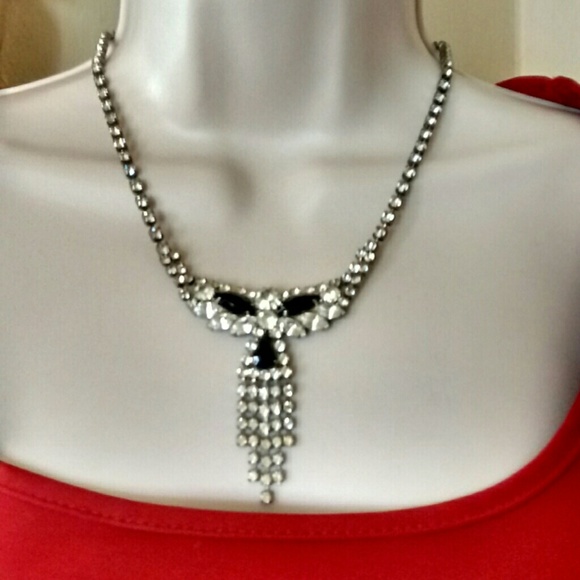 BLACK AND CLEAR RHINESTONE NECKLACE.