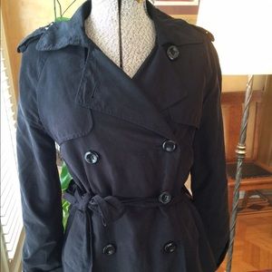 Black light-weight short trench