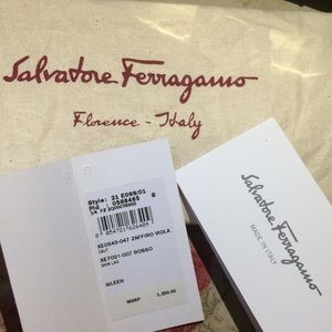 Additional Salvatore Ferragamo blue bag pictures.