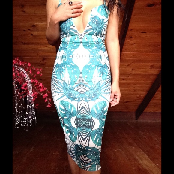 🎉HP🎉✨ NWOT Green Forest "Victoria" Fitted Dress✨ - Picture 2 of 4