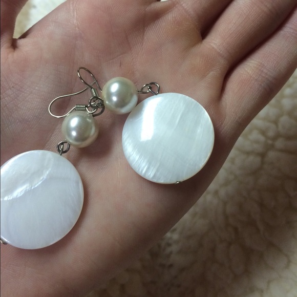 Pearl shell earrings - Picture 1 of 2
