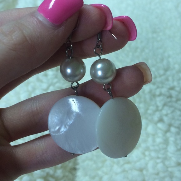 Pearl shell earrings - Picture 2 of 2