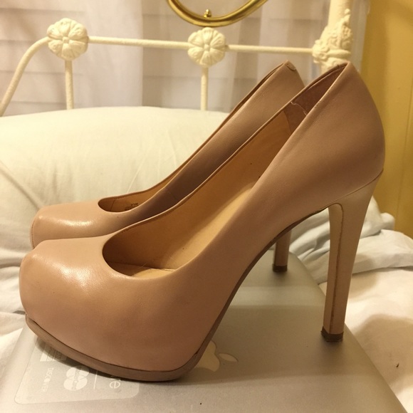 Gianni Bini 4" stunning Carmel leather high heels - Picture 4 of 4
