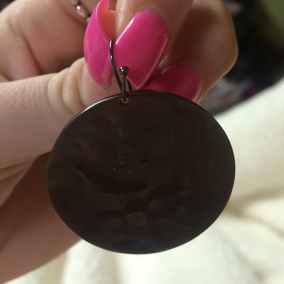 Black dangling earrings - Picture 2 of 2