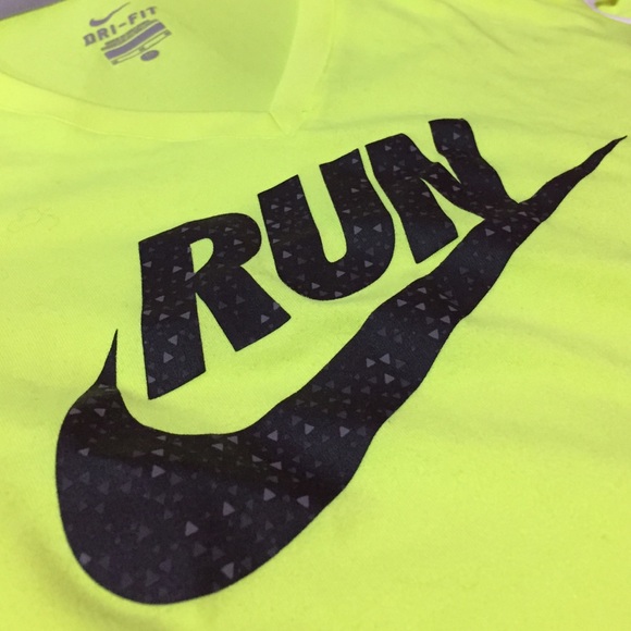 Nike Dri-Fit Medium Runnjng V-Neck