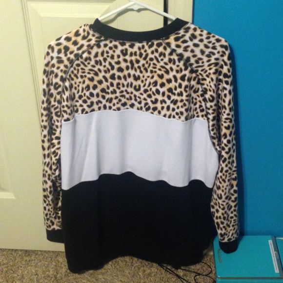 ❌SOLD❌Victoria Secret Leopard Color Block Crew - Picture 2 of 2