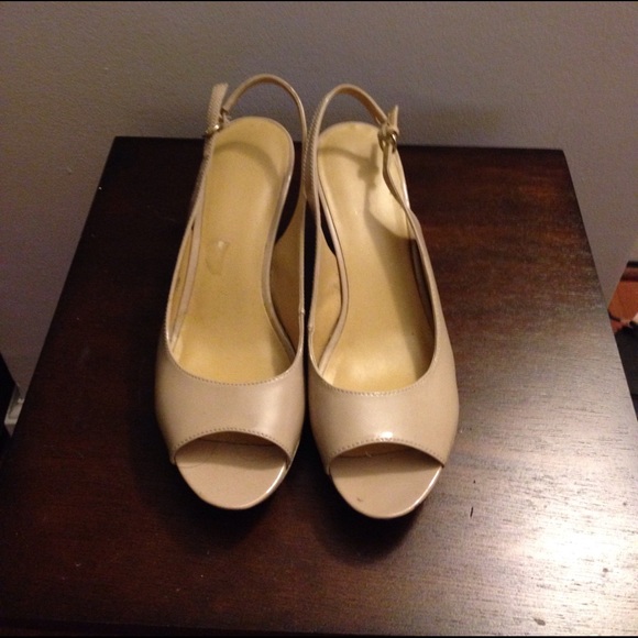 Nine West Karoo. Sling back peep toe in nude.