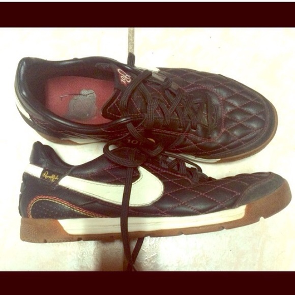 black nike soccer shoes