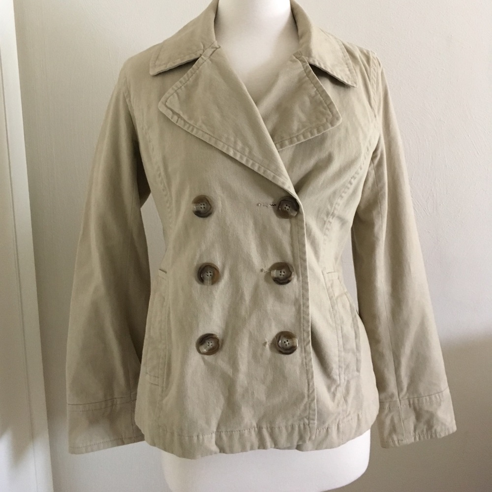Tan coat with buttons. 2 side pockets.