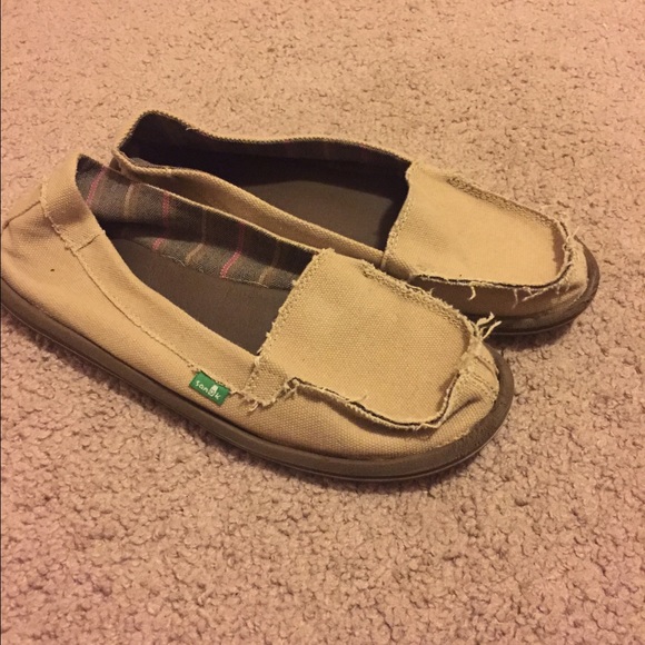 Hardly worn sanuks