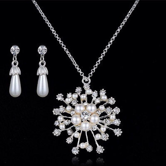 Silver plated pearls and rhinestones silver finish - Picture 1 of 3