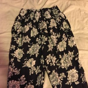 Brandy Melville Women's Loose Jogger Floral Pants