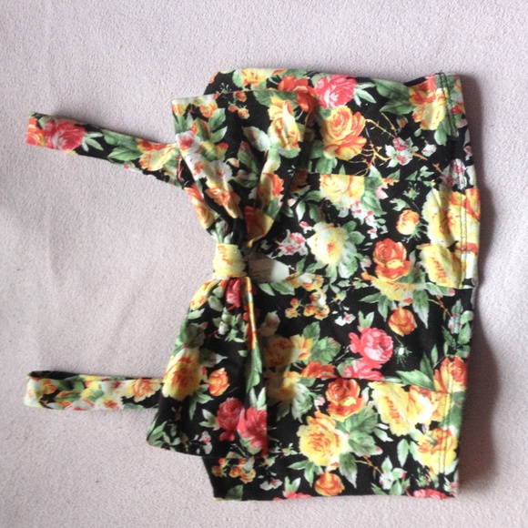 Crop top w/ floral pattern