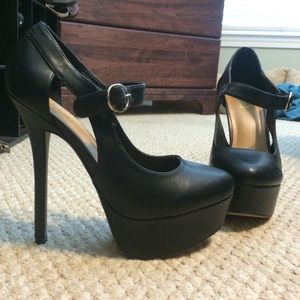 Black baby doll pumps. Size 9. Never worn, no tag.