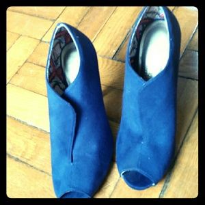 NWOT Christian Siriano cobalt heels w/ cushions