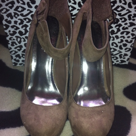 Breckelles size 9 nwot brown wedge w/ ankle strap