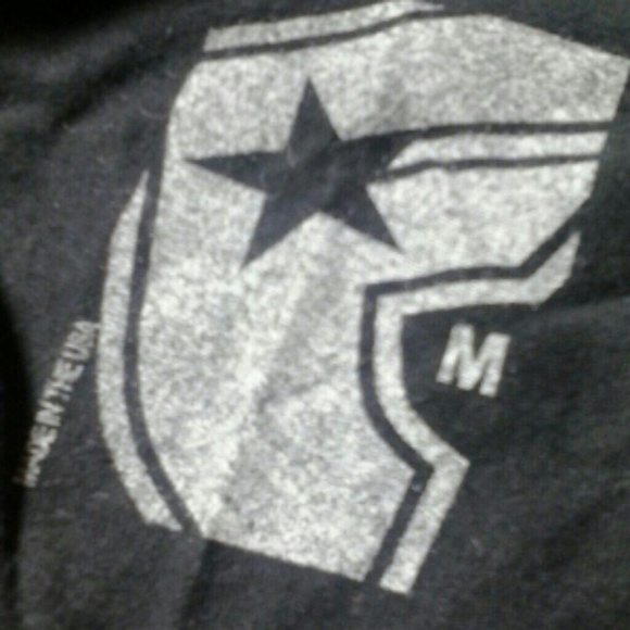 Famous tee - Picture 2 of 2