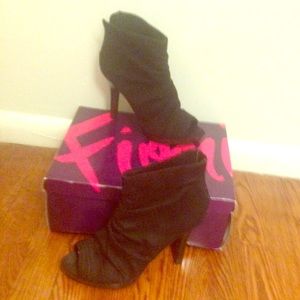 Fioni Open-toe Suede Booties