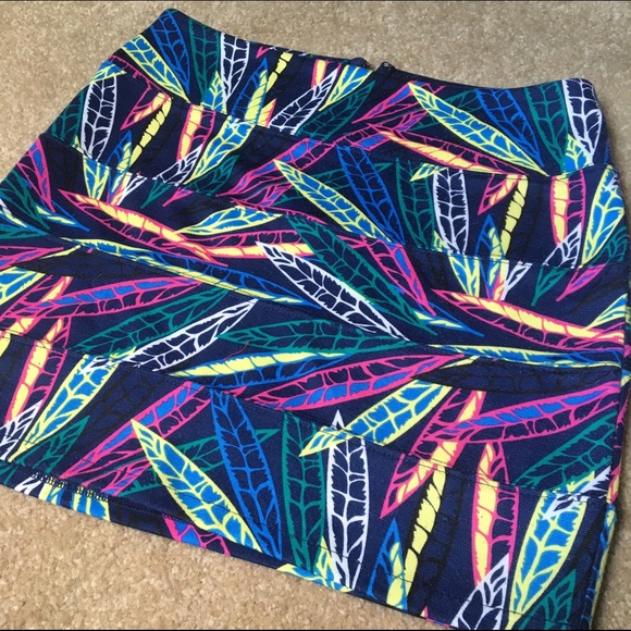 Bodycon Mult Colored Leaves Mini - Picture 2 of 16