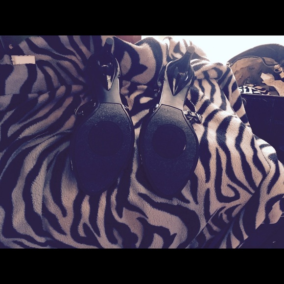 Zebra print shows - Picture 2 of 2