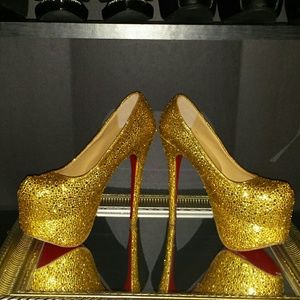 Gold crystal platform pumps