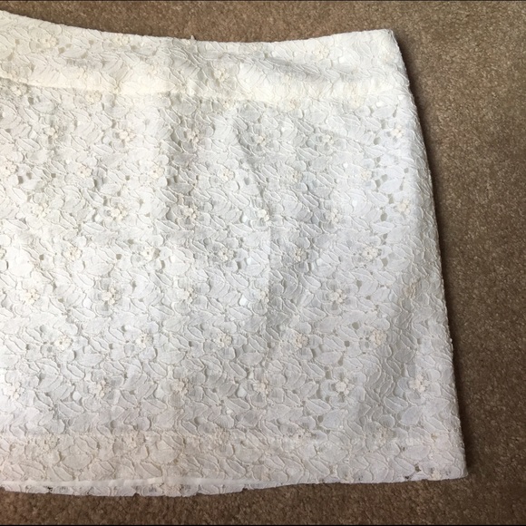 BRAND NEW 💛 F21 Feminine Lace Pencil Skirt - Picture 3 of 5