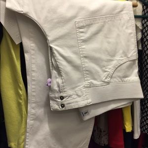 Lee Easy Fit Capri's in white