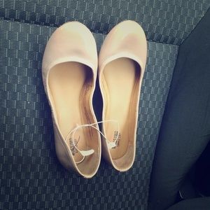 Nude ballet flats. Super cute!