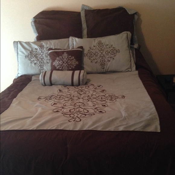 Queen size comforter with throw pillows & shams