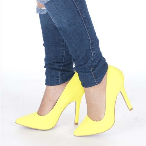Yellow Pumps -8.5