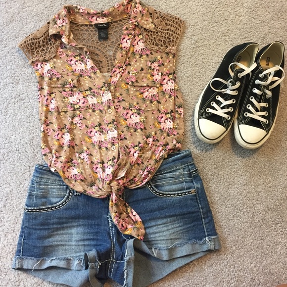 🔴SOLD🔴 Floral Tie Front Top - Picture 1 of 2