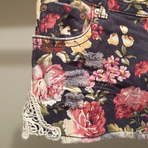 Floral shorts - Picture 2 of 3