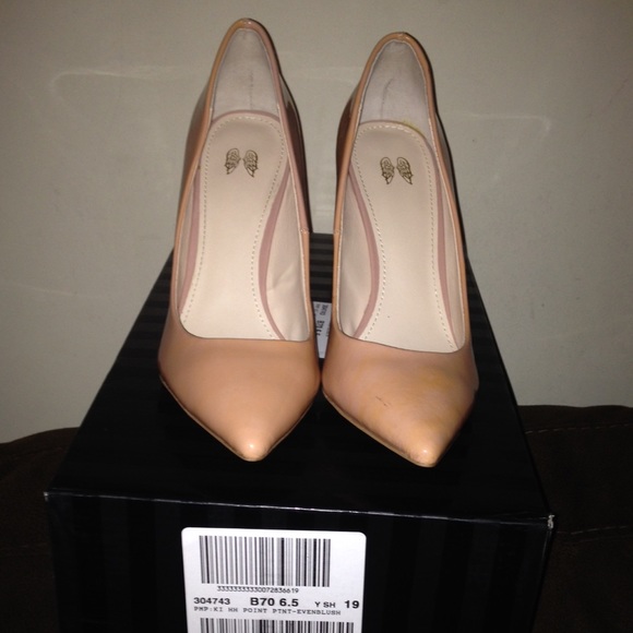 Victoria's Secret sexy pointed toe pumps!