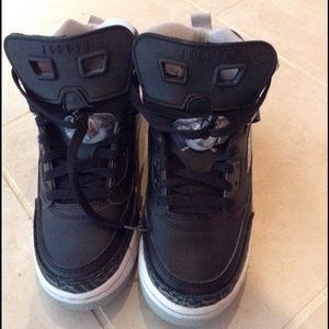 Black & grey Jordans great condition!! 6.5 youth