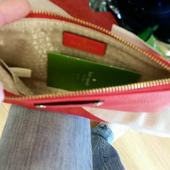 Kate spade zippered purse  color poppy NWT - Picture 2 of 2