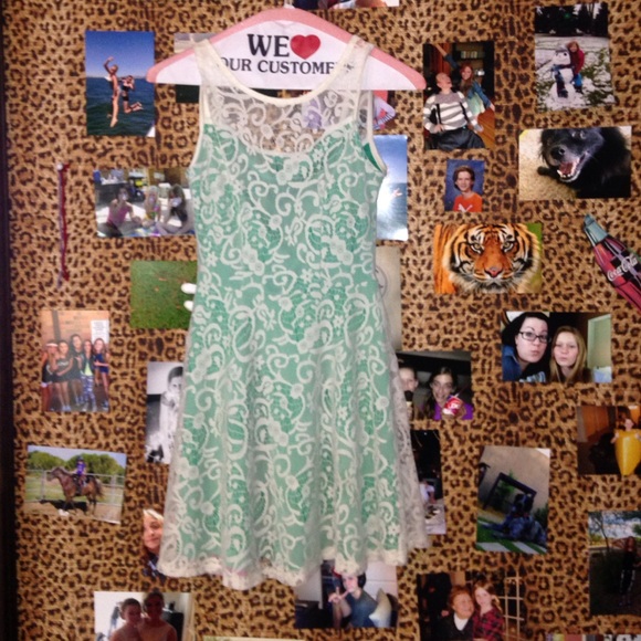 Beautiful teal laced dress - Picture 2 of 3