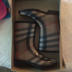 BURBERRY RAINBOOTS size 8