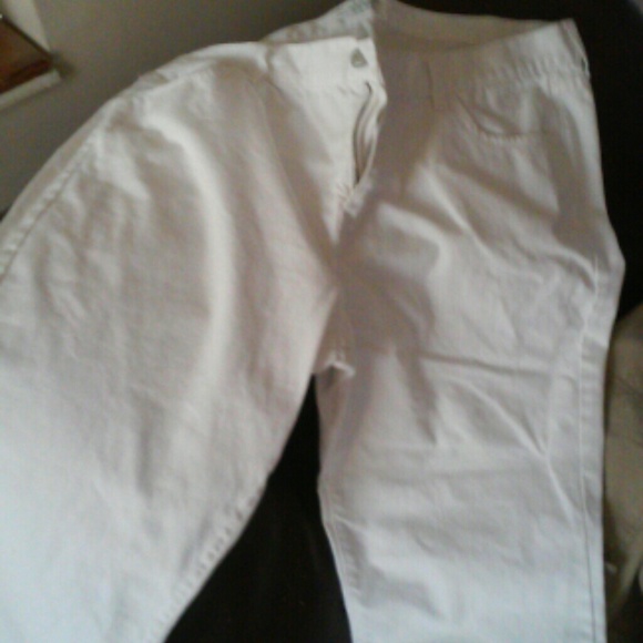 NWOT white FLIRT capri jeans from Old Navy