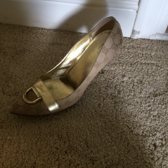 Gucci off white pump with Gold hardware