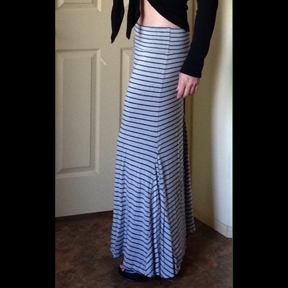 Grey and black stripes maxi skirt - Picture 2 of 3