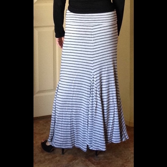 Grey and black stripes maxi skirt - Picture 3 of 3