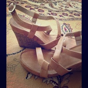 PRICE✂️Comfy tan wedges💋