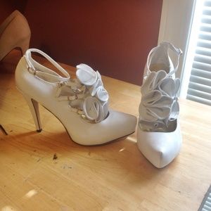 White faux leather pump size 10 NEVER WORN