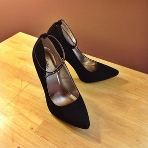 Black suede heels size 9 BRAND NEW