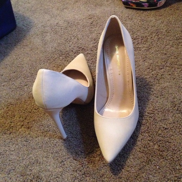 BRAND NEW NEVER WORN NUDE PUMPS