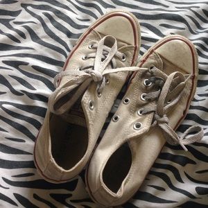 Converse (DO NOT BUY ON HOLD FOR @breeluvfashion)